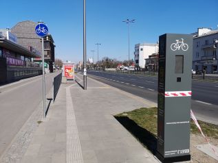 Totemy rowerowe na Powsińskiej stoją, ale pozostaną nieczynne